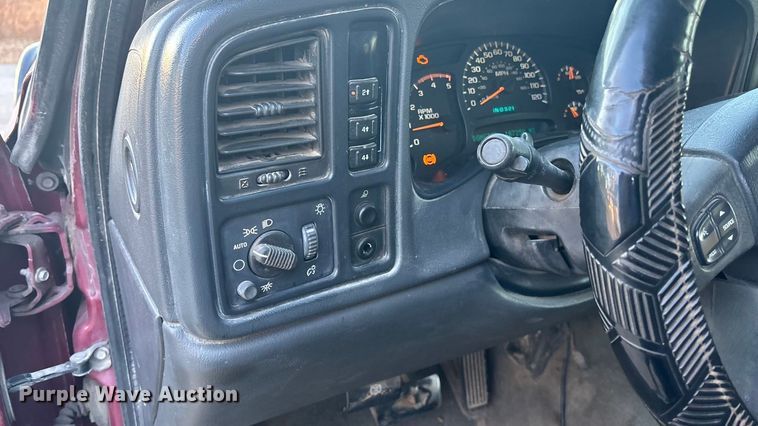 image for item OE9276 2005 Chevrolet Silverado 3500 Crew Cab flatbed pickup truck