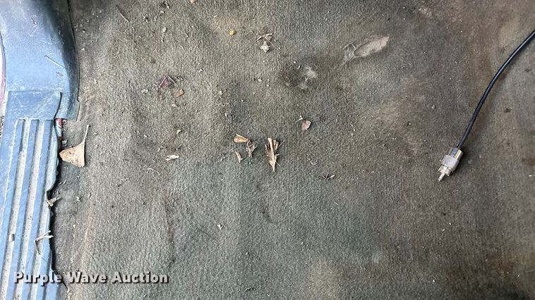 image for item OE9276 2005 Chevrolet Silverado 3500 Crew Cab flatbed pickup truck