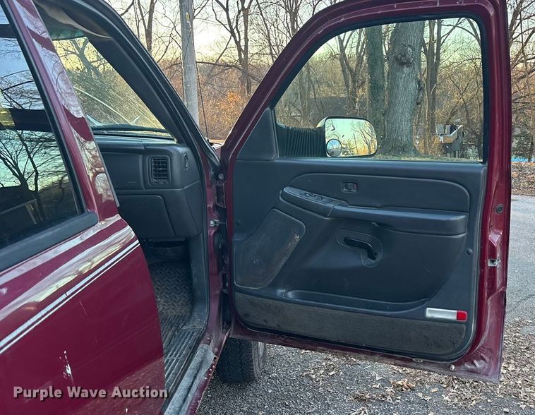 image for item OE9276 2005 Chevrolet Silverado 3500 Crew Cab flatbed pickup truck