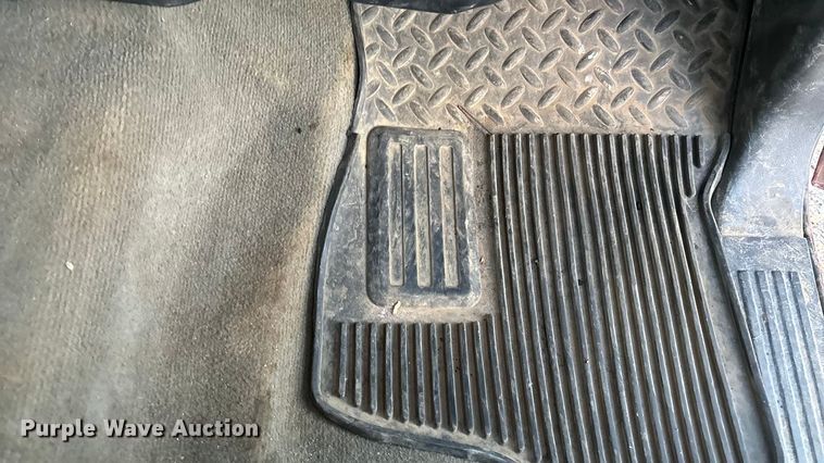 image for item OE9276 2005 Chevrolet Silverado 3500 Crew Cab flatbed pickup truck