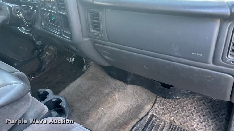 image for item OE9276 2005 Chevrolet Silverado 3500 Crew Cab flatbed pickup truck