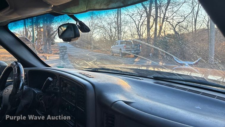 image for item OE9276 2005 Chevrolet Silverado 3500 Crew Cab flatbed pickup truck