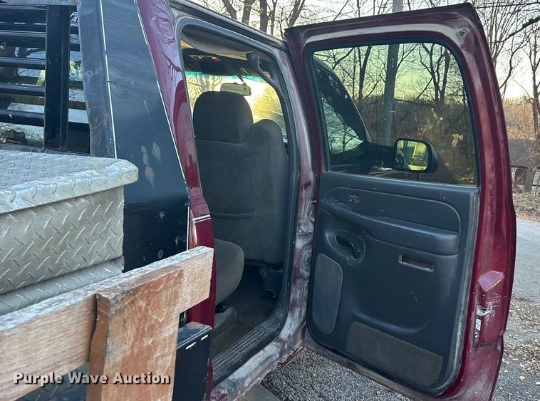 image for item OE9276 2005 Chevrolet Silverado 3500 Crew Cab flatbed pickup truck