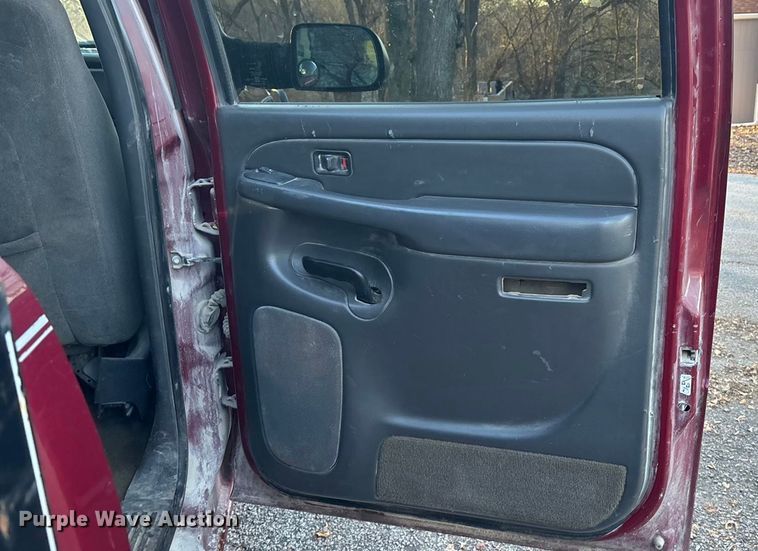 image for item OE9276 2005 Chevrolet Silverado 3500 Crew Cab flatbed pickup truck