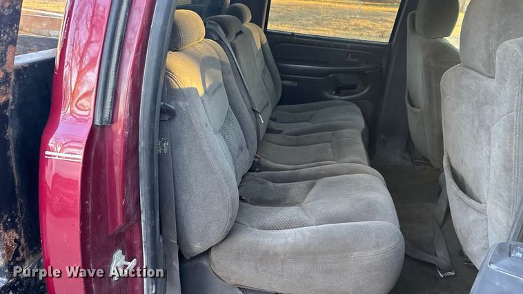 image for item OE9276 2005 Chevrolet Silverado 3500 Crew Cab flatbed pickup truck