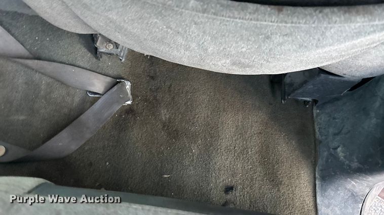 image for item OE9276 2005 Chevrolet Silverado 3500 Crew Cab flatbed pickup truck