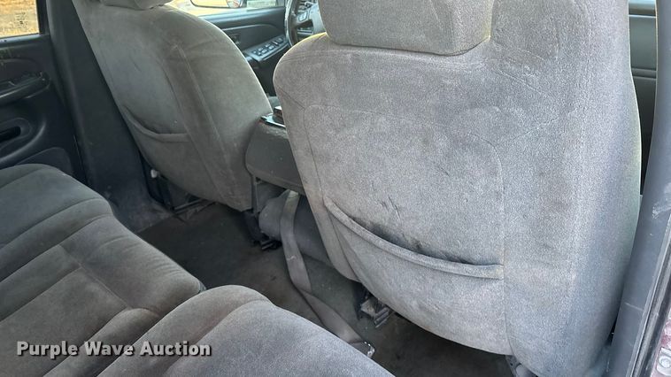 image for item OE9276 2005 Chevrolet Silverado 3500 Crew Cab flatbed pickup truck