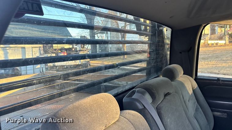 image for item OE9276 2005 Chevrolet Silverado 3500 Crew Cab flatbed pickup truck