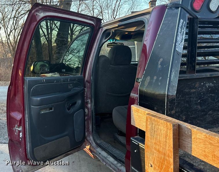 image for item OE9276 2005 Chevrolet Silverado 3500 Crew Cab flatbed pickup truck