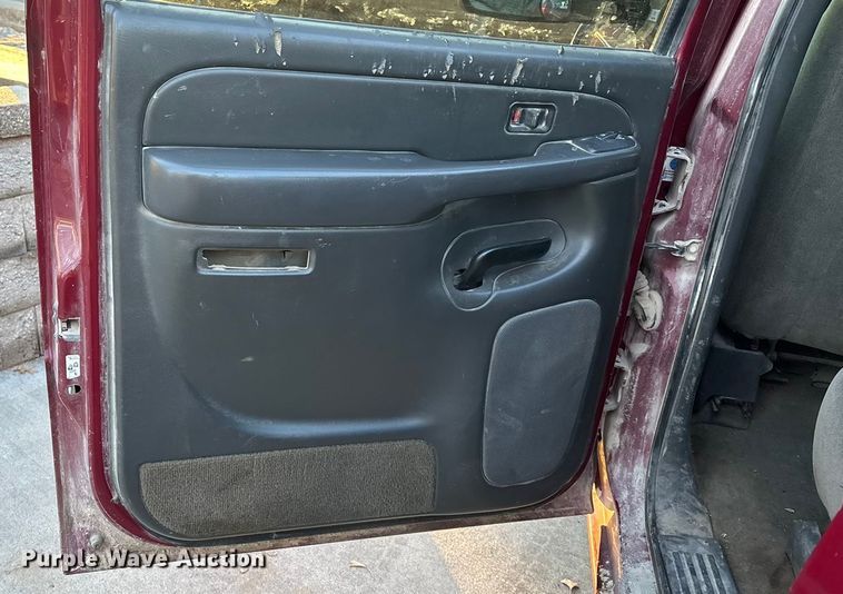 image for item OE9276 2005 Chevrolet Silverado 3500 Crew Cab flatbed pickup truck