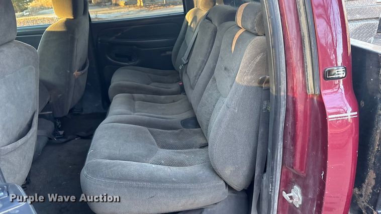 image for item OE9276 2005 Chevrolet Silverado 3500 Crew Cab flatbed pickup truck