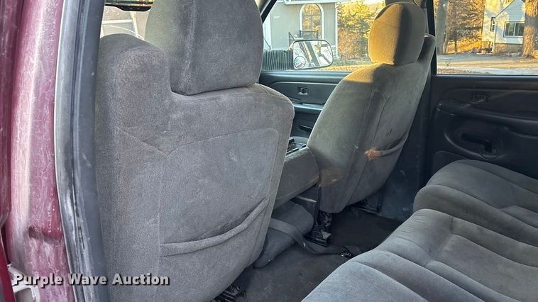 image for item OE9276 2005 Chevrolet Silverado 3500 Crew Cab flatbed pickup truck