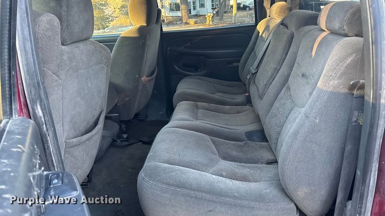 image for item OE9276 2005 Chevrolet Silverado 3500 Crew Cab flatbed pickup truck