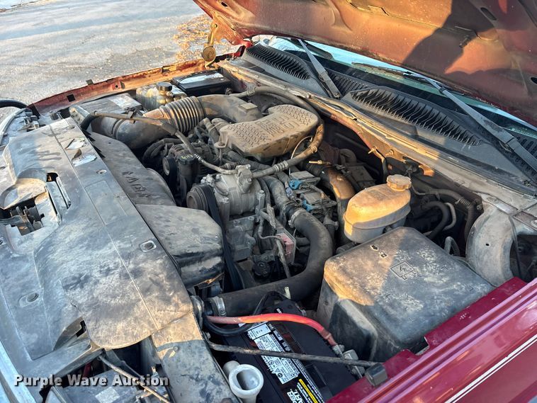 image for item OE9276 2005 Chevrolet Silverado 3500 Crew Cab flatbed pickup truck