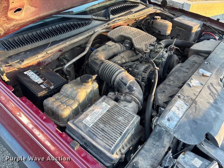 image for item OE9276 2005 Chevrolet Silverado 3500 Crew Cab flatbed pickup truck