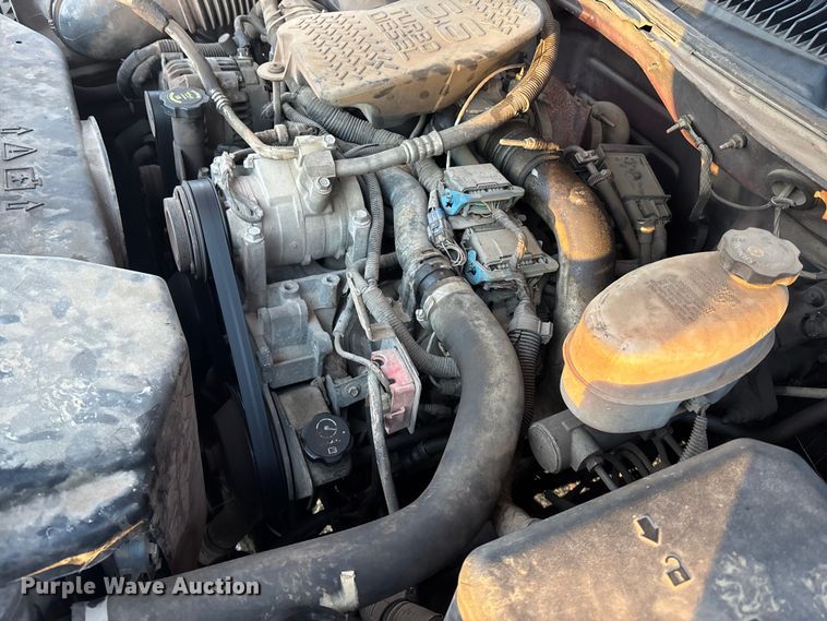 image for item OE9276 2005 Chevrolet Silverado 3500 Crew Cab flatbed pickup truck