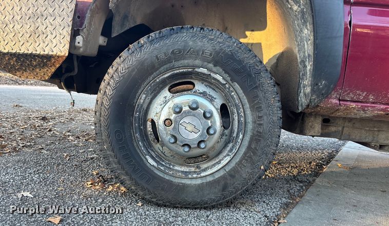 image for item OE9276 2005 Chevrolet Silverado 3500 Crew Cab flatbed pickup truck