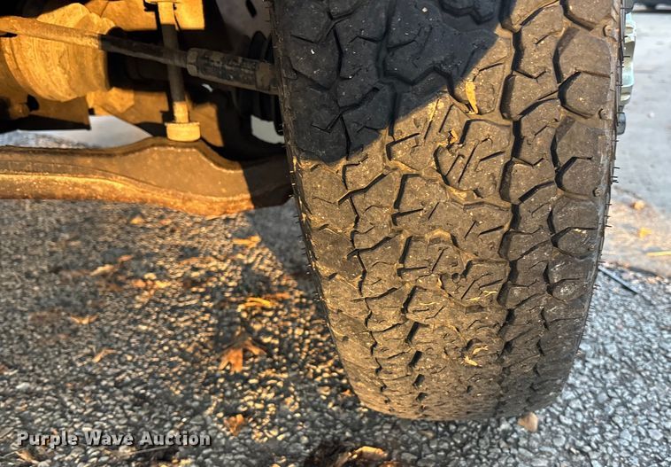 image for item OE9276 2005 Chevrolet Silverado 3500 Crew Cab flatbed pickup truck