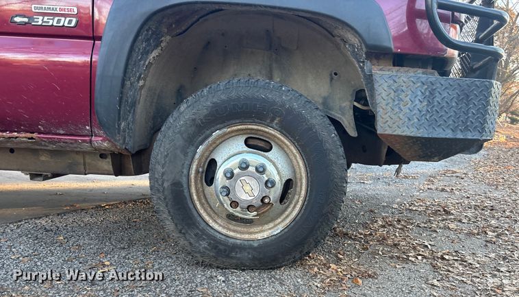 image for item OE9276 2005 Chevrolet Silverado 3500 Crew Cab flatbed pickup truck