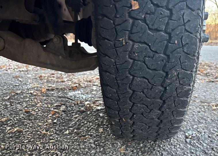 image for item OE9276 2005 Chevrolet Silverado 3500 Crew Cab flatbed pickup truck