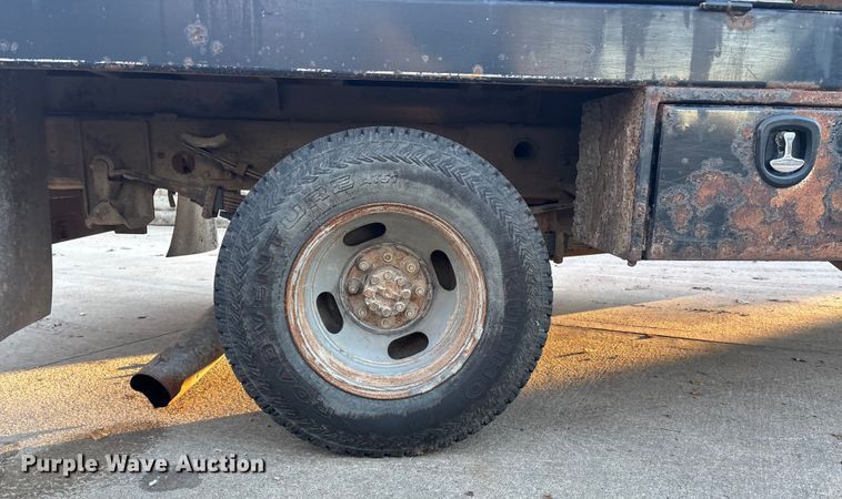 image for item OE9276 2005 Chevrolet Silverado 3500 Crew Cab flatbed pickup truck