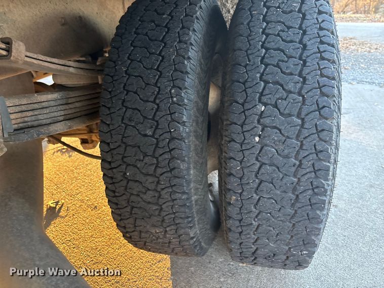 image for item OE9276 2005 Chevrolet Silverado 3500 Crew Cab flatbed pickup truck