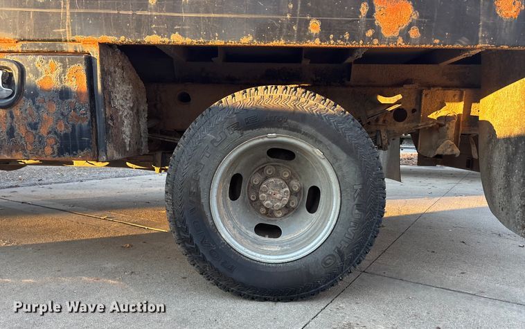 image for item OE9276 2005 Chevrolet Silverado 3500 Crew Cab flatbed pickup truck