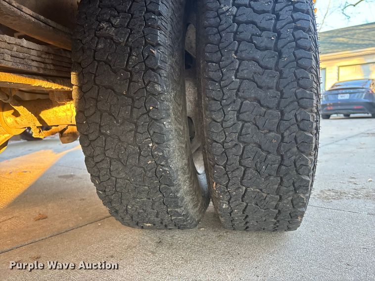 image for item OE9276 2005 Chevrolet Silverado 3500 Crew Cab flatbed pickup truck