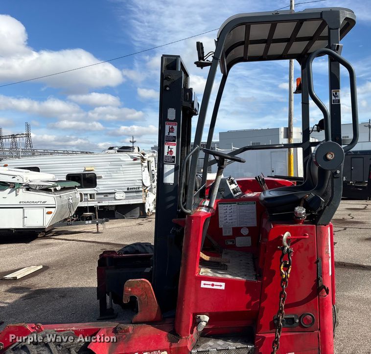 image for item YA1877 Moffett M55 forklift