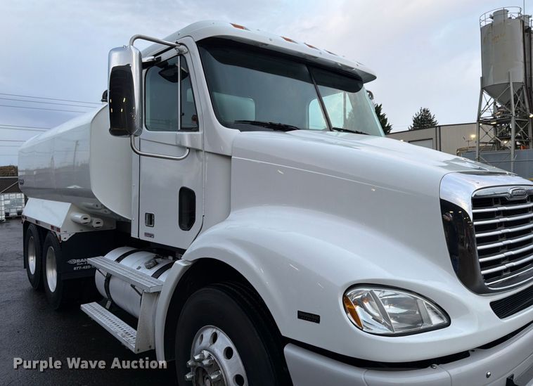 image for item DX5929 2009 Freightliner Columbia water truck
