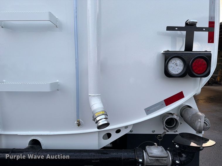 image for item DX5929 2009 Freightliner Columbia water truck