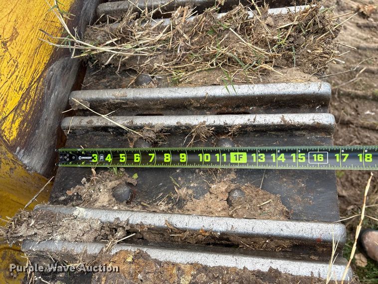 image for item EA7174 1984 John Deere 755A track loader