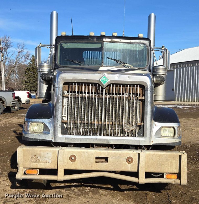 image for item EB1228 1999 International 9900 semi truck