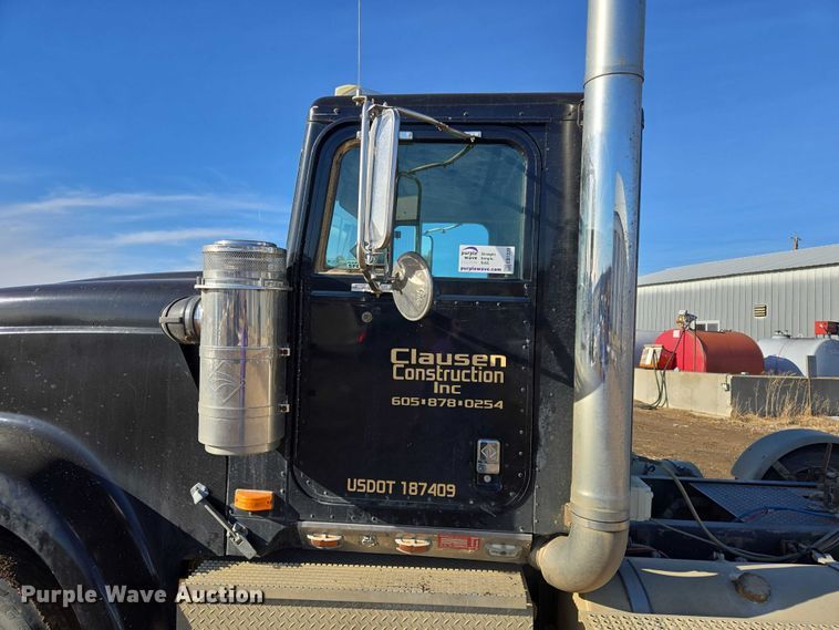 image for item EB1228 1999 International 9900 semi truck