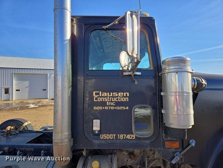 image for item EB1228 1999 International 9900 semi truck