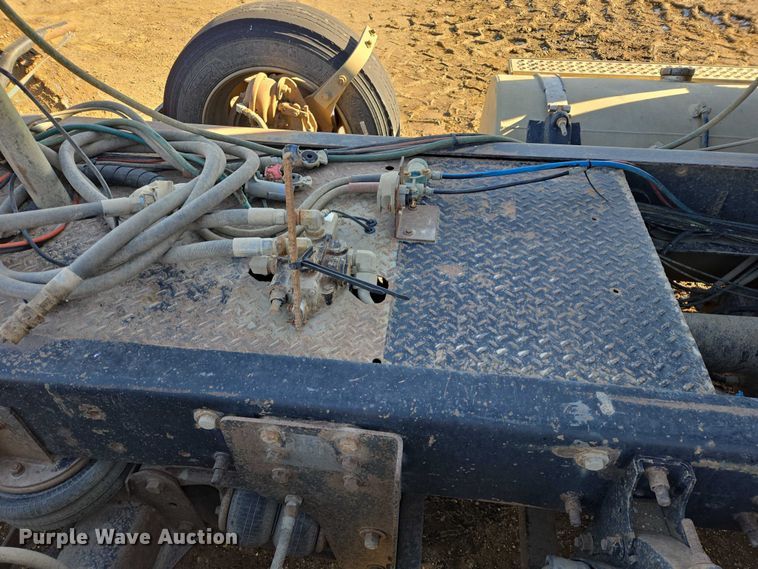 image for item EB1228 1999 International 9900 semi truck