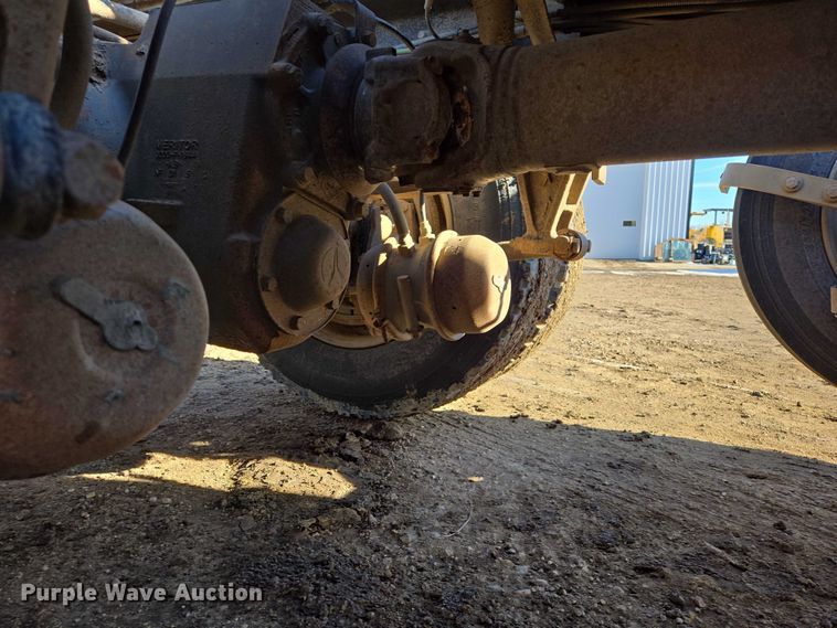 image for item EB1228 1999 International 9900 semi truck