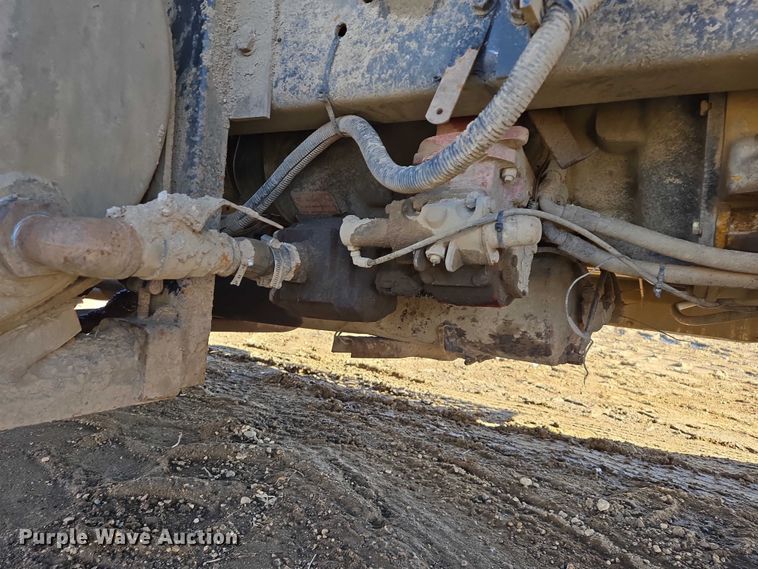 image for item EB1228 1999 International 9900 semi truck