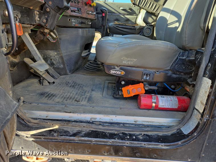 image for item EB1228 1999 International 9900 semi truck