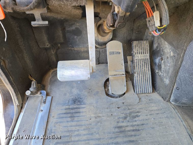 image for item EB1228 1999 International 9900 semi truck