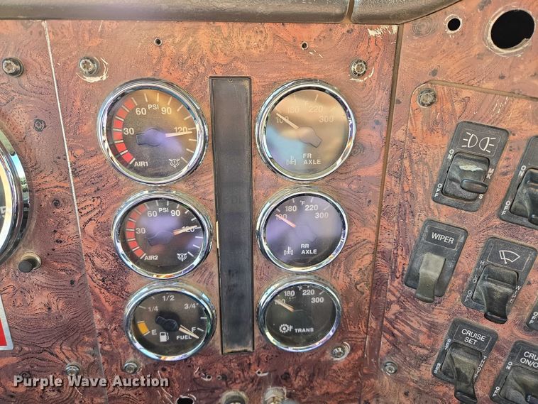 image for item EB1228 1999 International 9900 semi truck