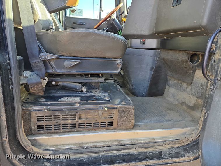 image for item EB1228 1999 International 9900 semi truck