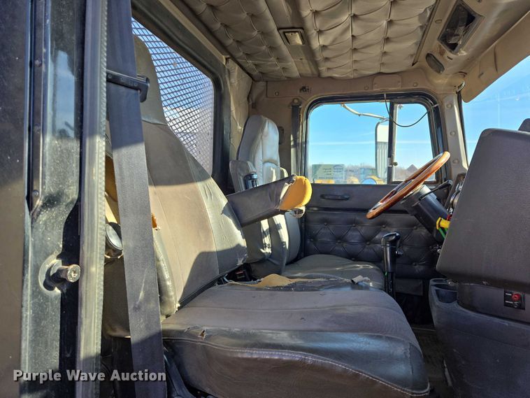 image for item EB1228 1999 International 9900 semi truck