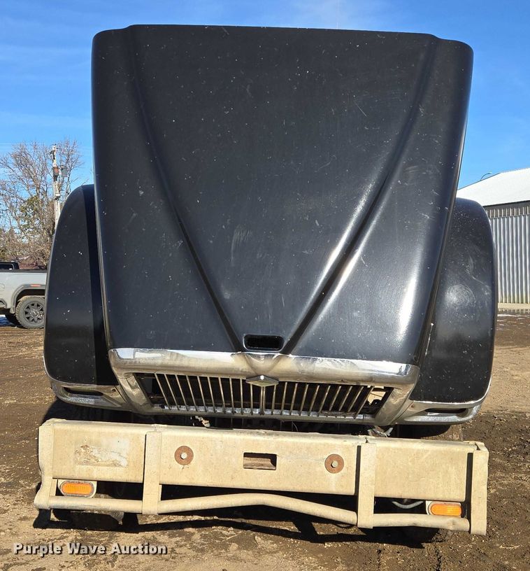 image for item EB1228 1999 International 9900 semi truck