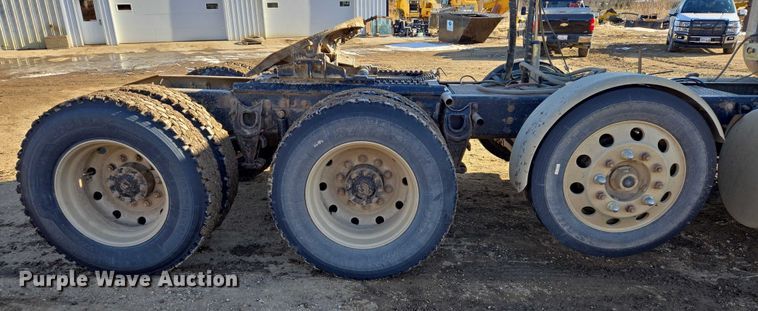 image for item EB1228 1999 International 9900 semi truck