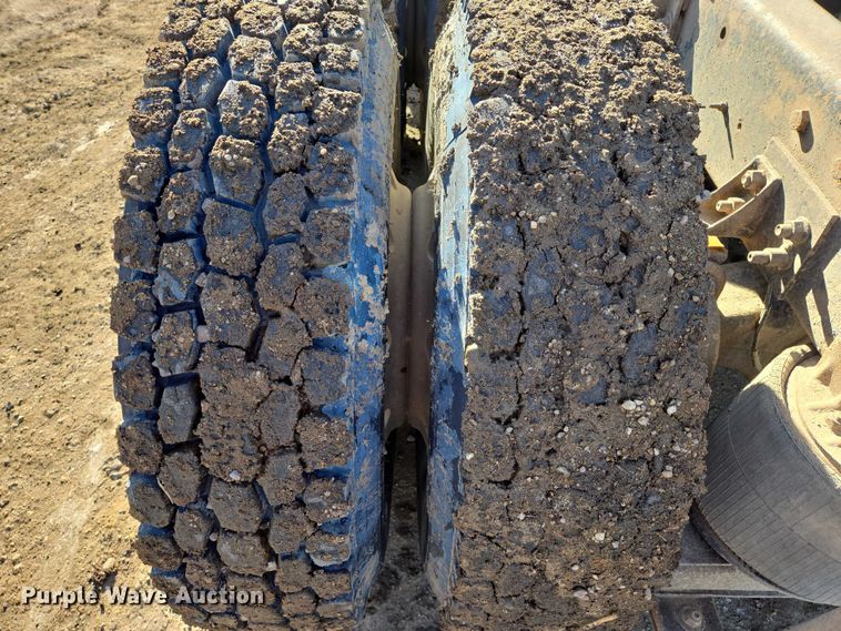 image for item EB1228 1999 International 9900 semi truck