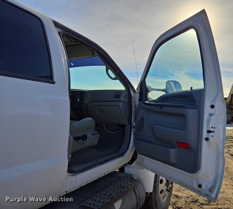 image for item EB1229 2007 Ford F750 semi truck