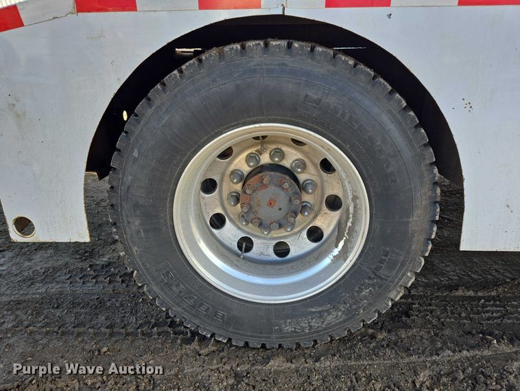 image for item EB1229 2007 Ford F750 semi truck