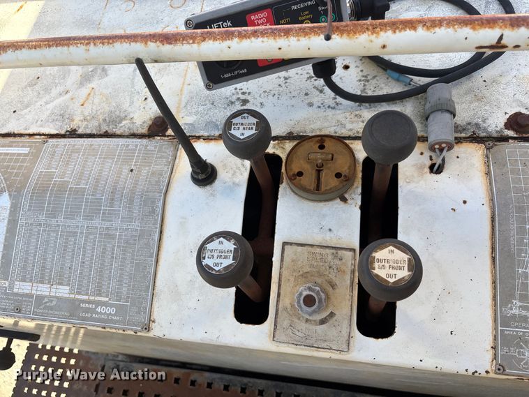 image for item EC3902 1998 Ford LNT8000 crane truck