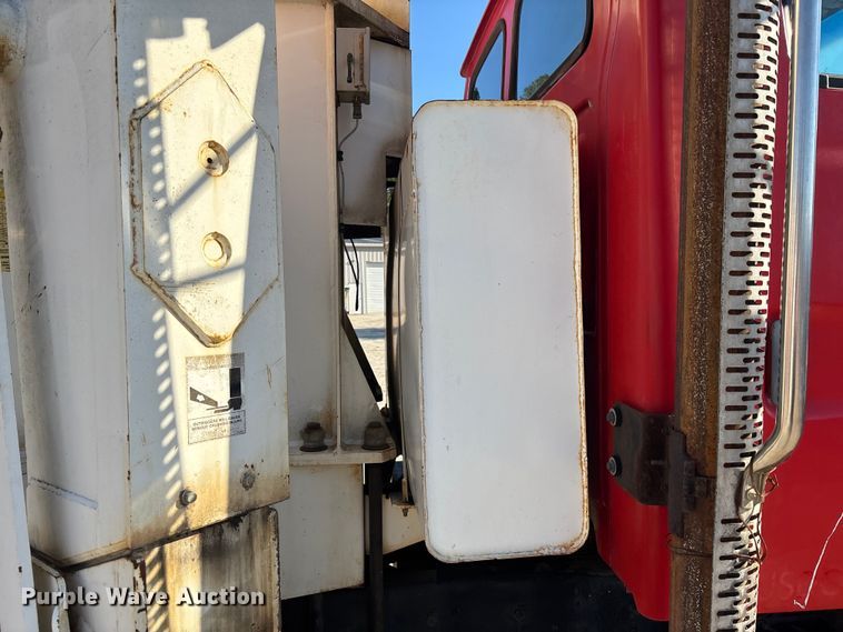 image for item EC3902 1998 Ford LNT8000 crane truck